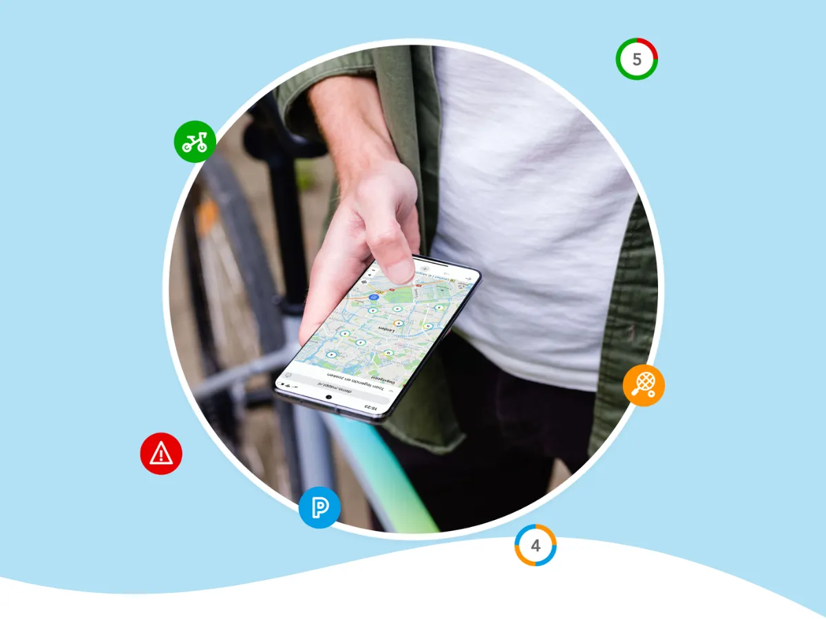 Afbeelding van een persoon met mobiel in de hand waar Mappi op getoond wordt