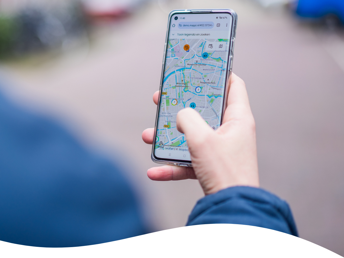 Beeld met mobiel en kaart op mobiel