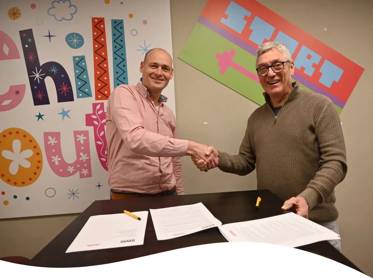 2 mannen die elkaar de hand schudden