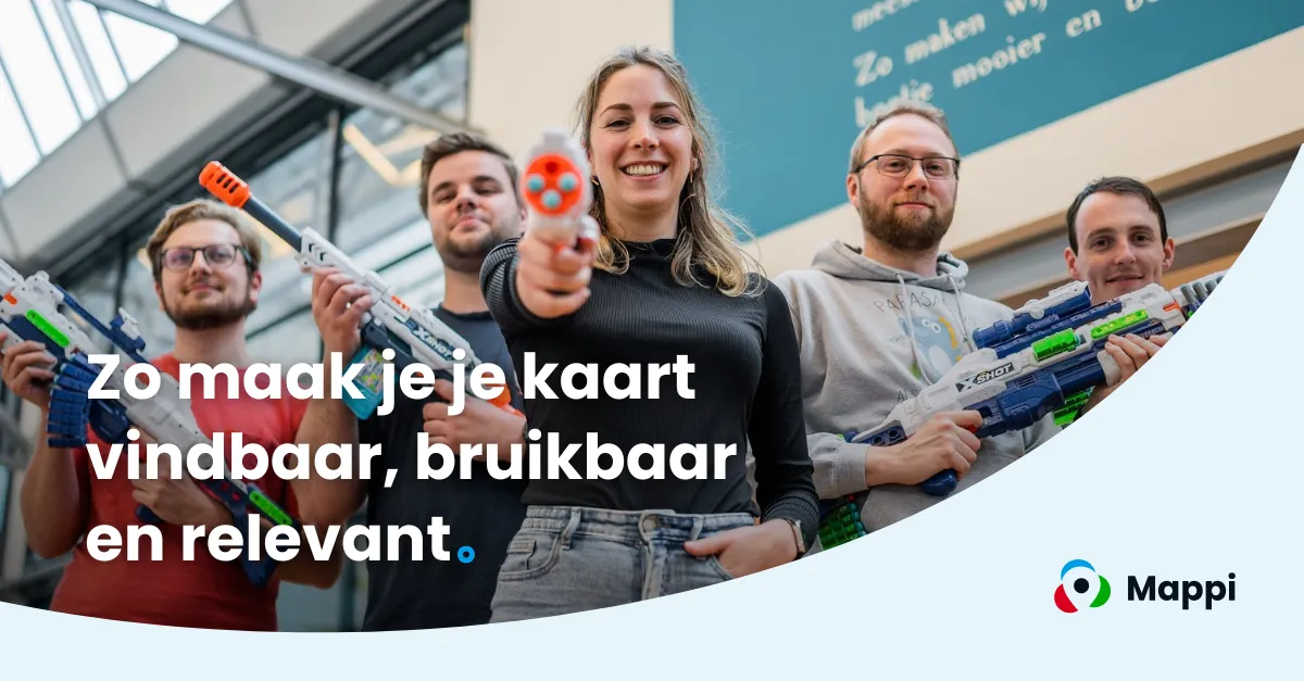 Werknemers van SWIS en Mappi met waterpistolen die richten op de camera