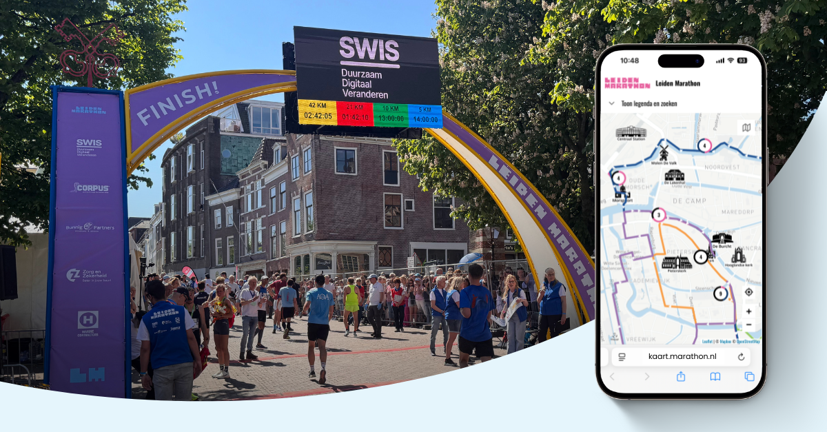 Foto van de finish van de Leiden Marathon met een telefoon met Mappi kaart ernaast